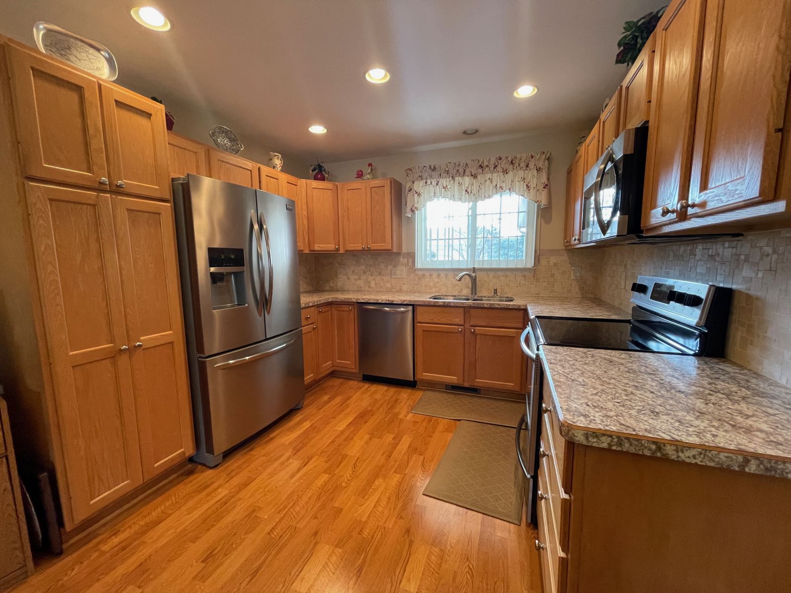 Howell 3 Bedroom Condo with Walk Out Basement FOR SALE 400 Newberry